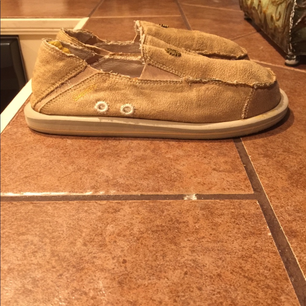 Women’s sketchers slip on shoes. Wore few times.